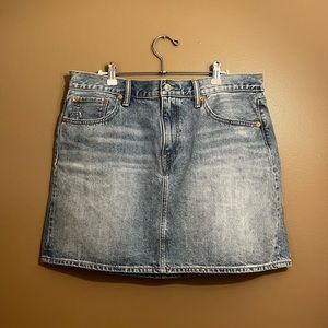 NWOT Levi’s Medium Wash Denim Skirt